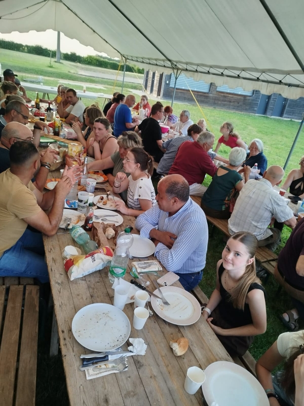 Les tablées milieu de repas - fête des habitants 2026